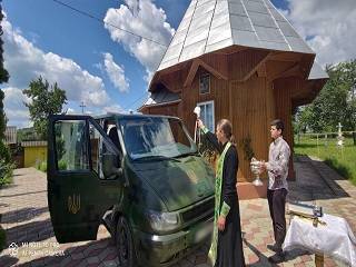 На Буковине верующие УПЦ передали автомобиль для ВСУ